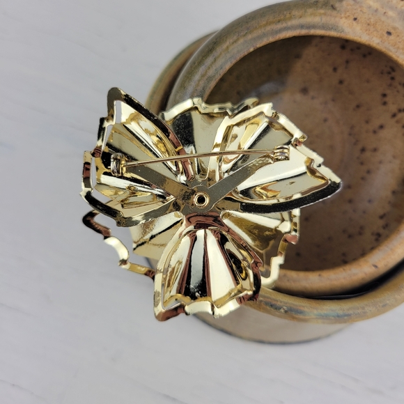 Vintage 1960s Brooch Gold Tone Metal Flower - Picture 6 of 15